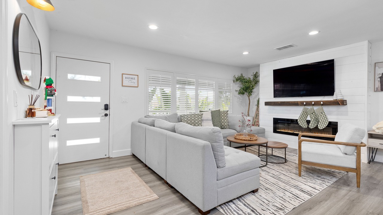 Photo of Livingroom in Midway City