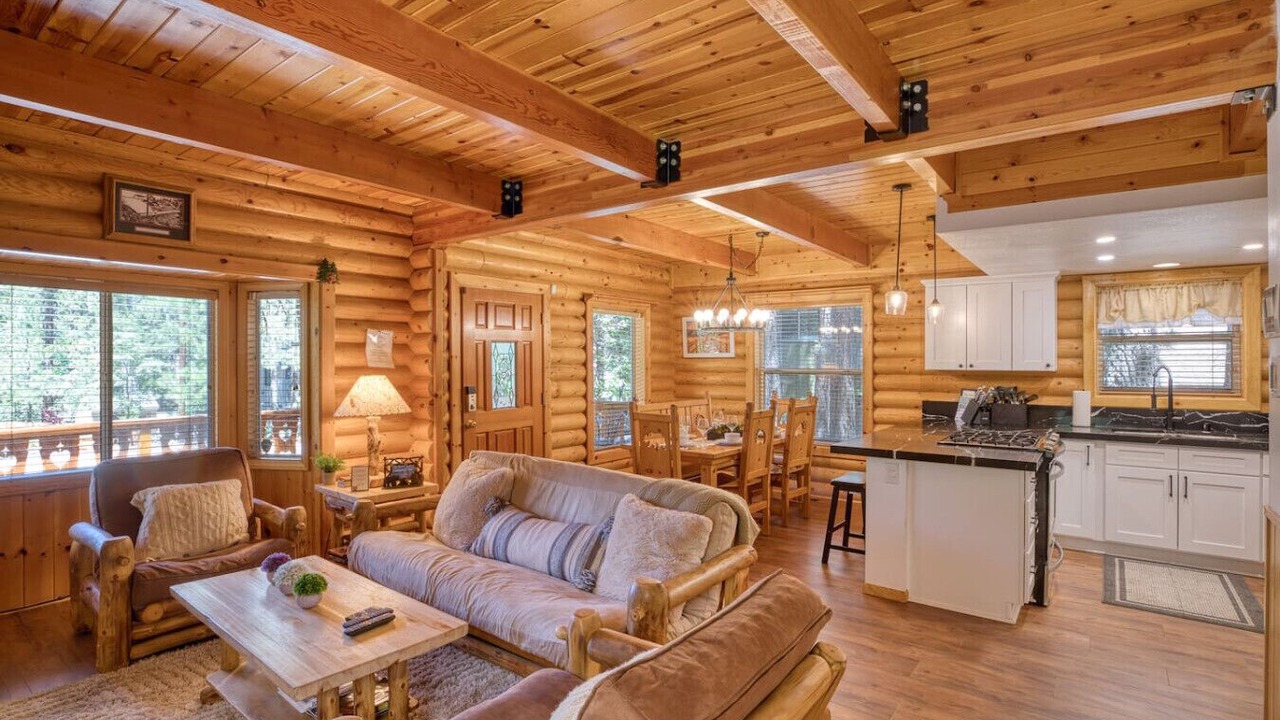 Photo of Livingroom in Summit Estates