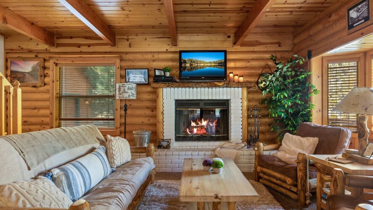Photo of Livingroom in Summit Estates