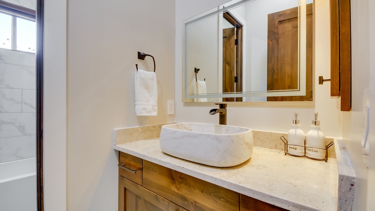 Photo of Bathroom in Lynx Mountain View Estates
