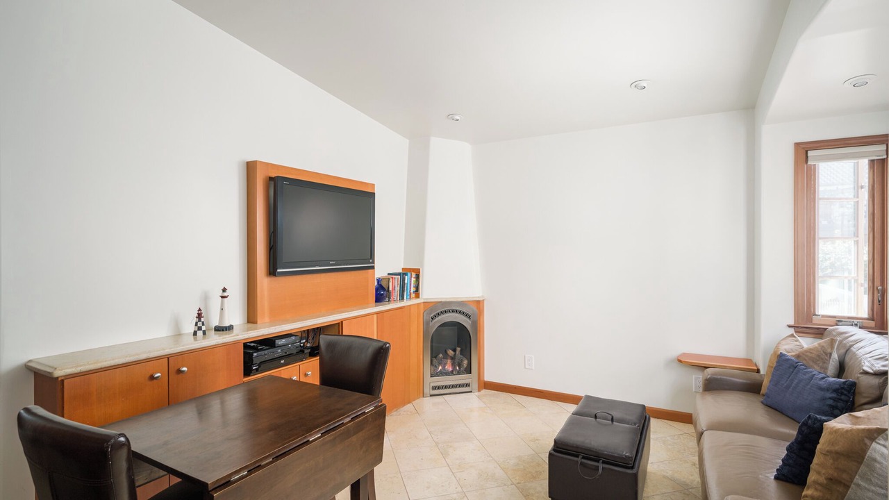 Photo of Livingroom in Downtown