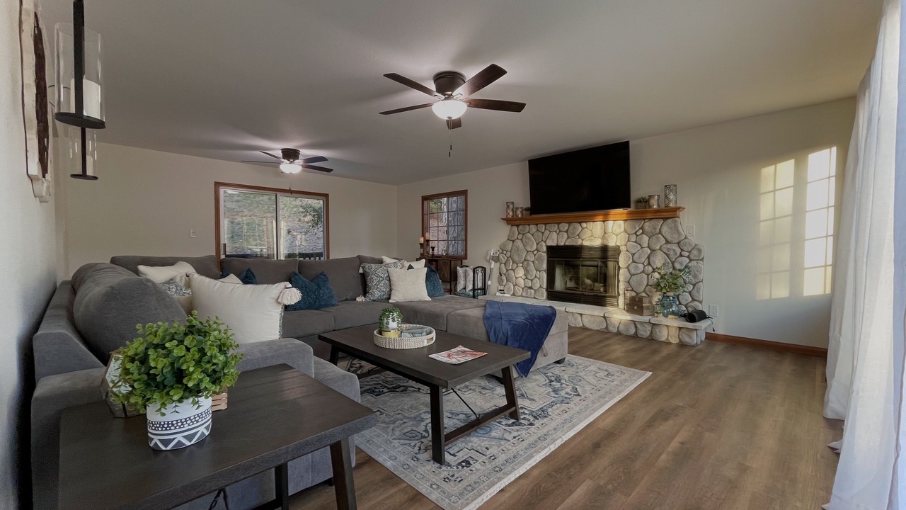 Photo of Livingroom in Crestline