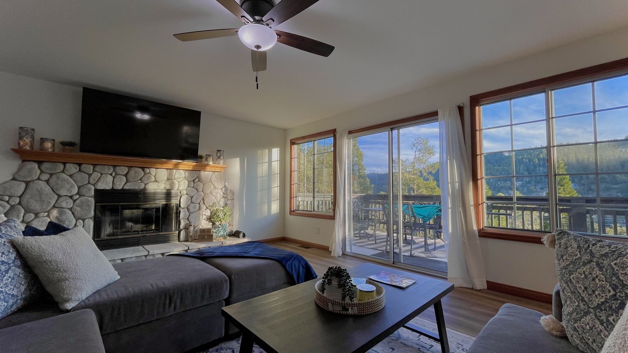 Photo of Livingroom in Crestline