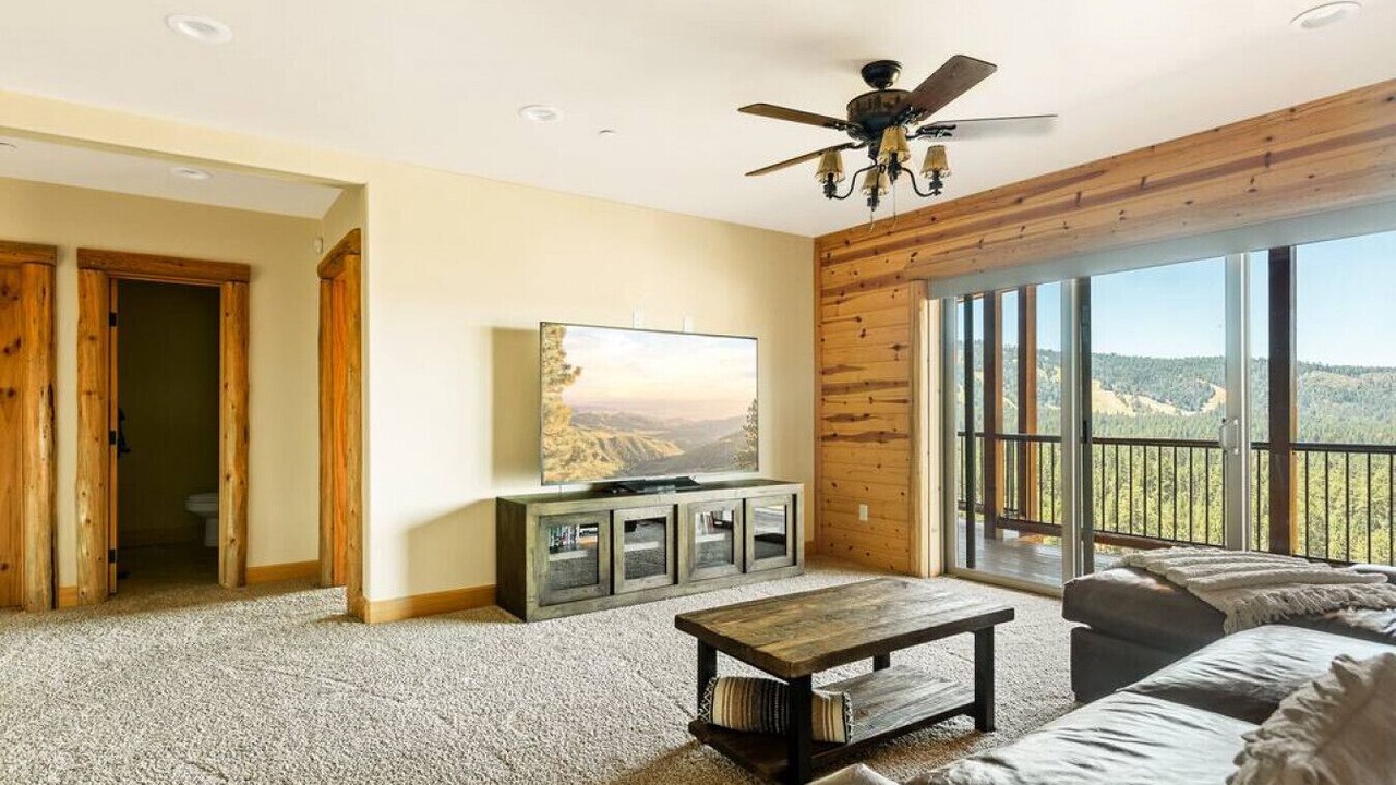 Photo of Livingroom in Castle Glen Estates