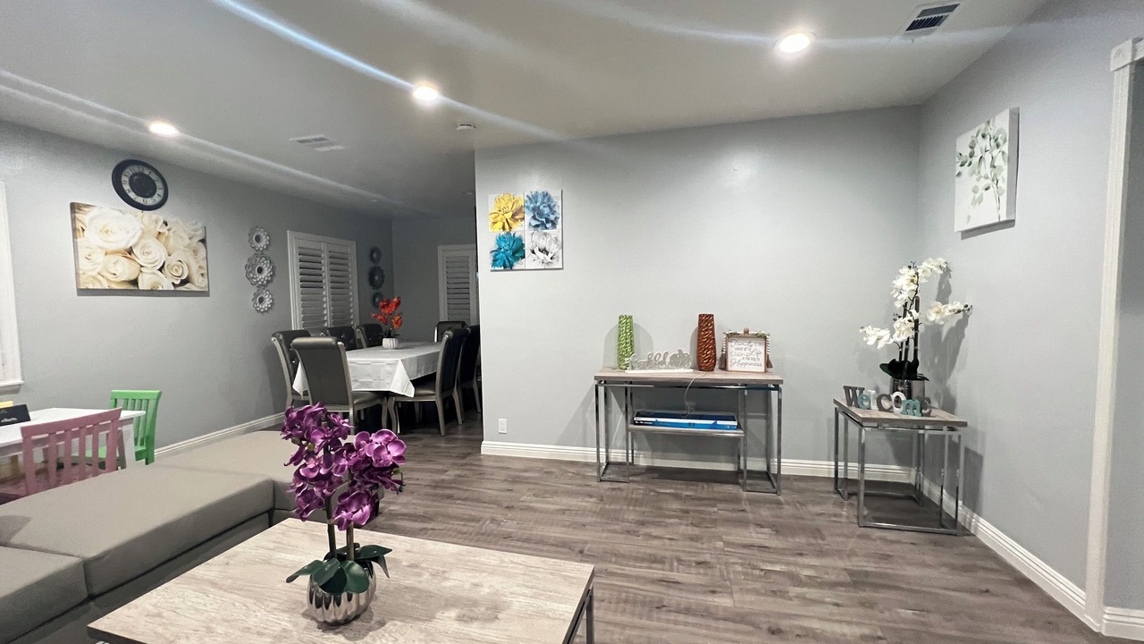 Photo of Livingroom in Midway City