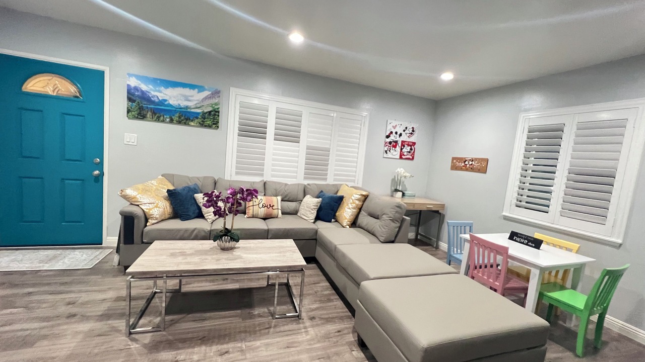 Photo of Livingroom in Midway City