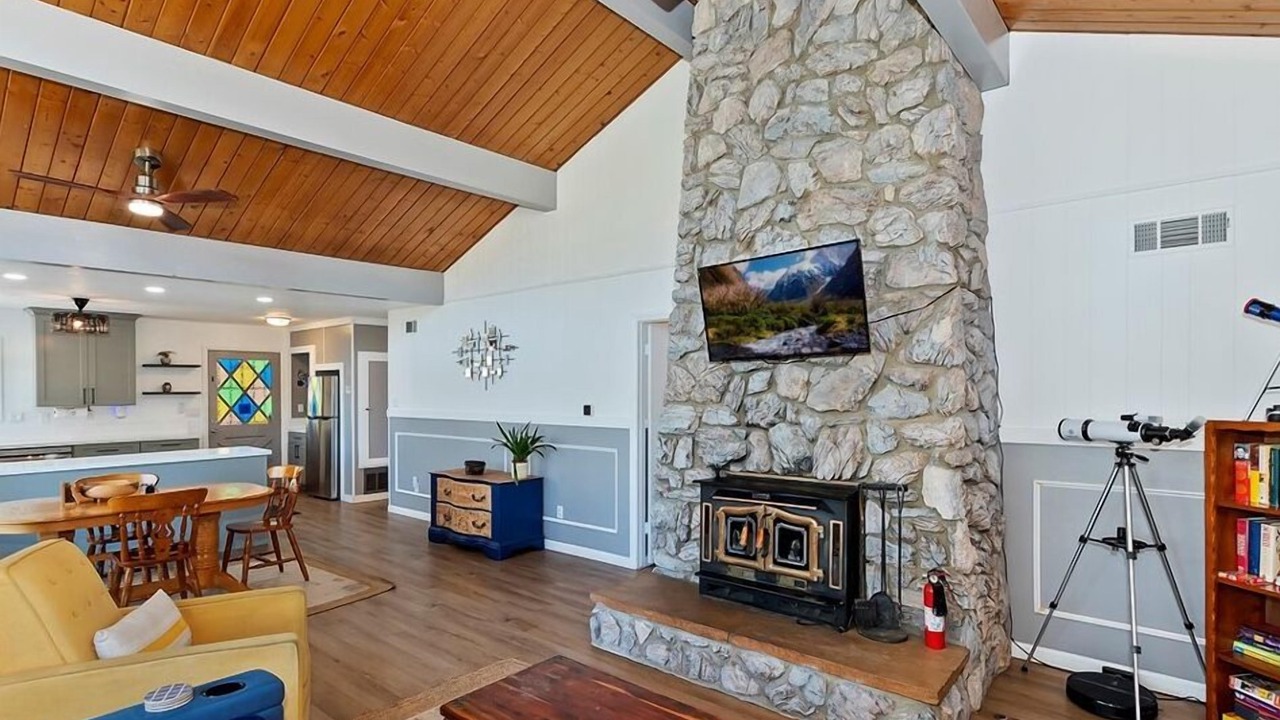 Photo of Livingroom in Crestline