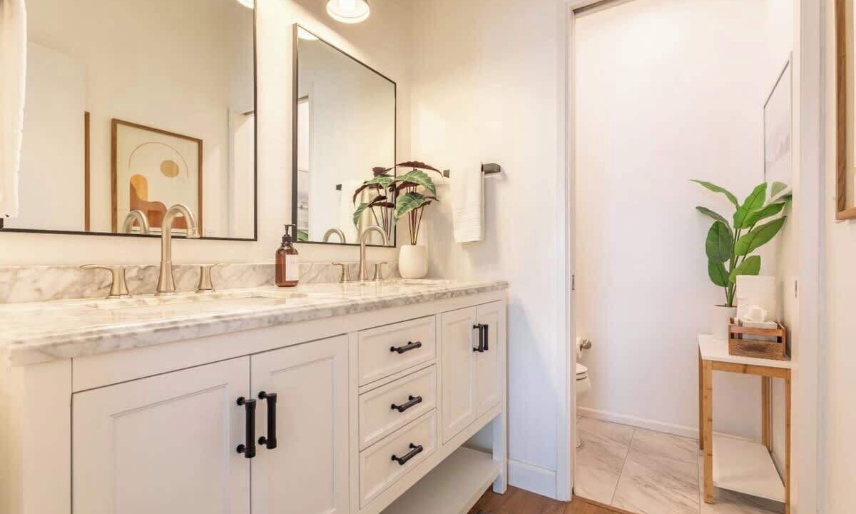 Photo of Bathroom in Gas Lamp Section