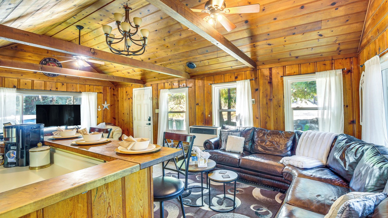 Photo of Livingroom in Crestline