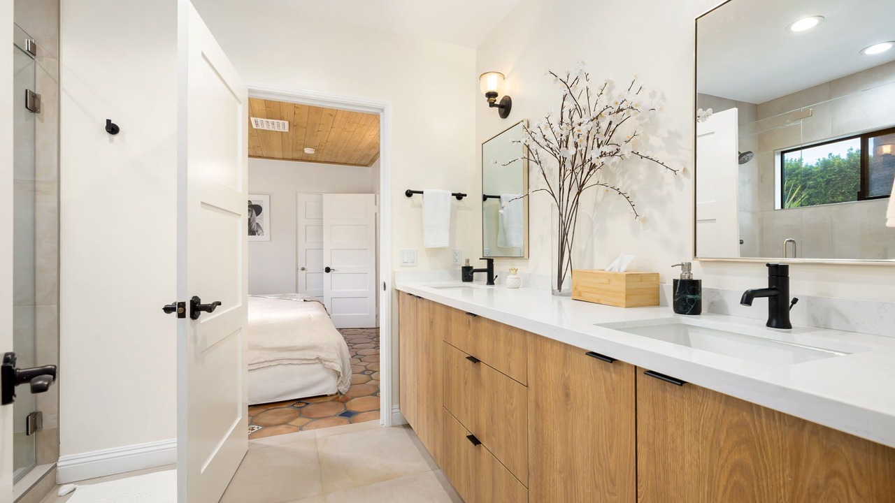 Photo of Bathroom in The Movie Colony