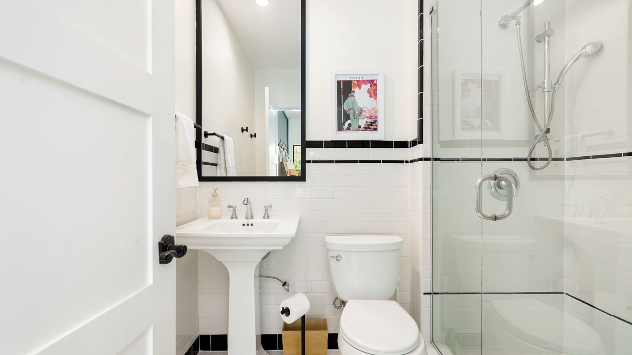 Photo of Bathroom in The Movie Colony
