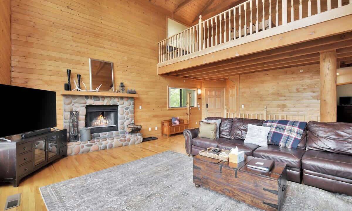 Photo of Livingroom in Highland Pines
