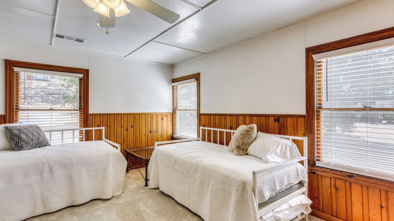 Photo of Bedroom in Yosemite Lakes