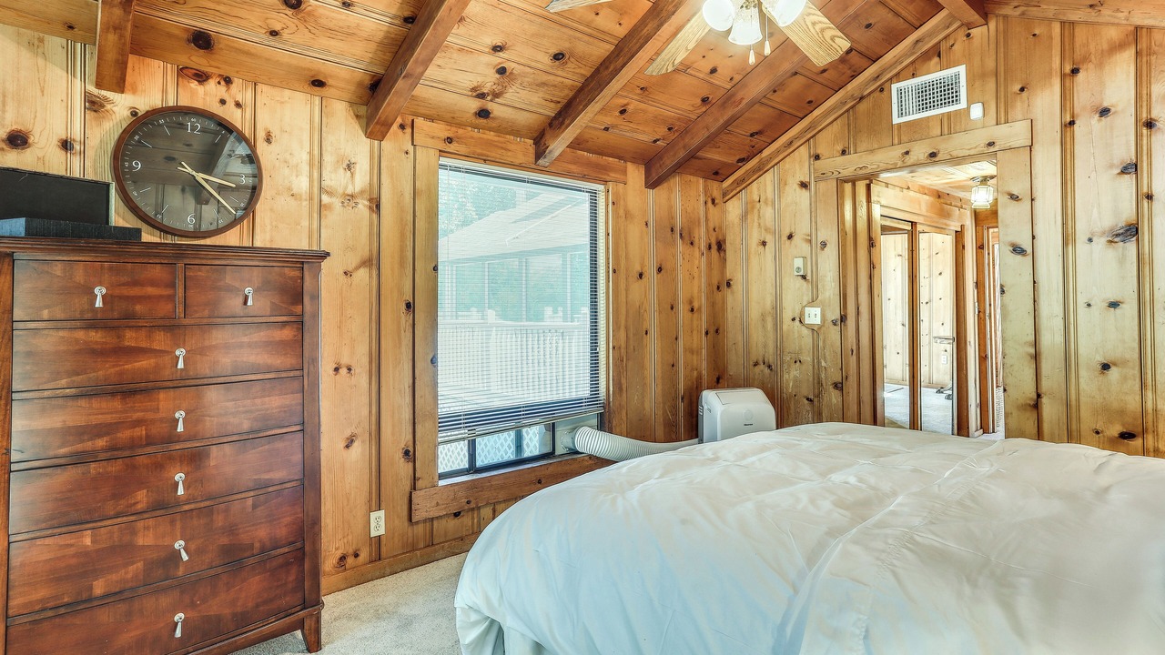 Photo of Bedroom in Yosemite Lakes