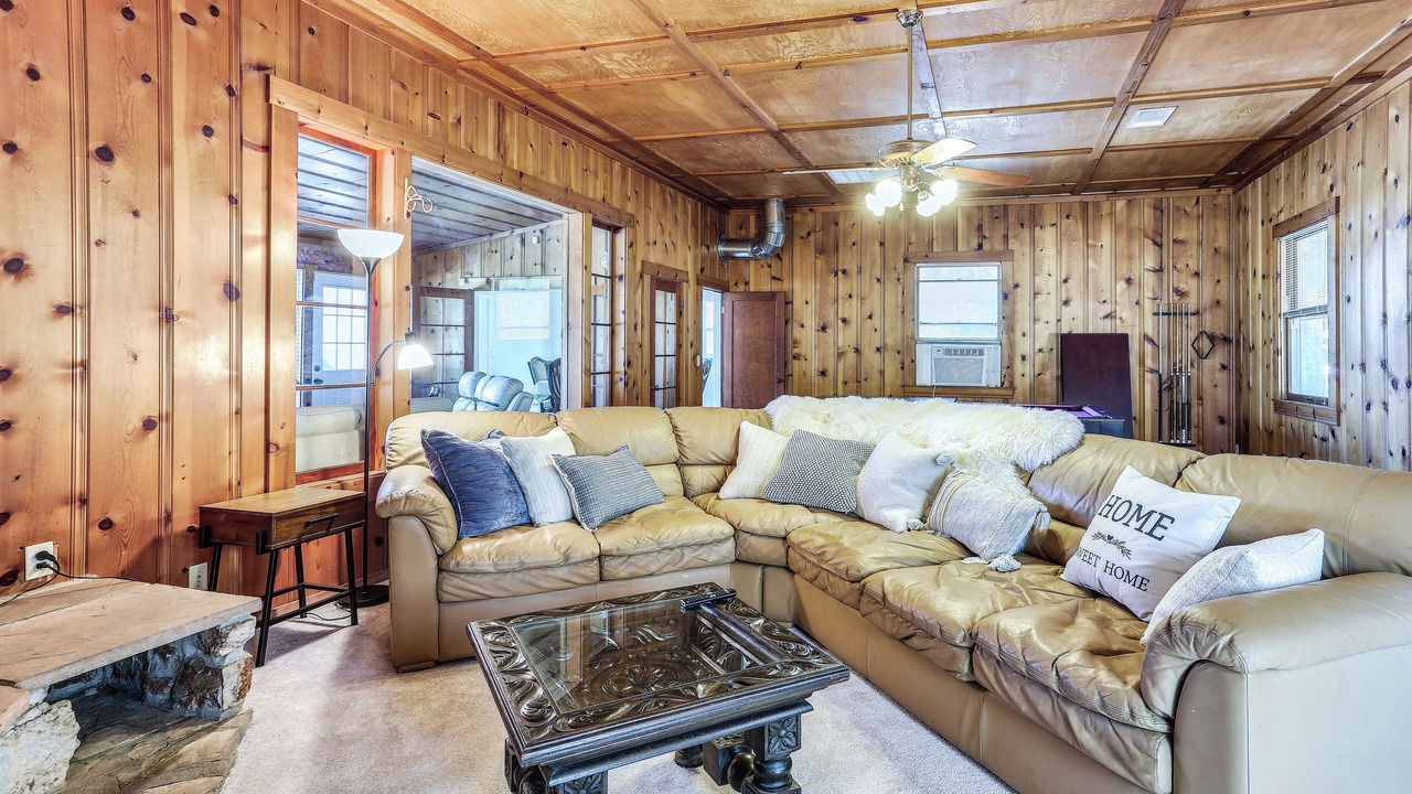 Photo of Livingroom in Yosemite Lakes