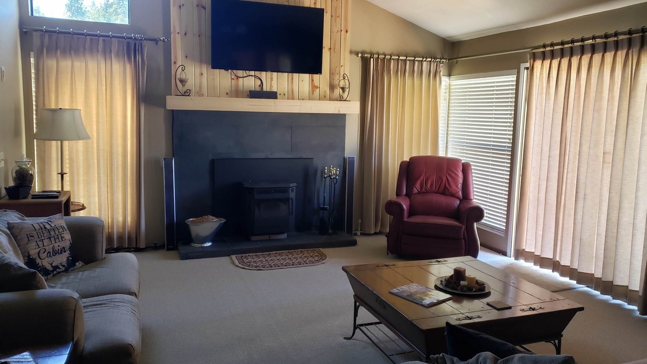 Photo of Livingroom in Plumas Eureka Estates
