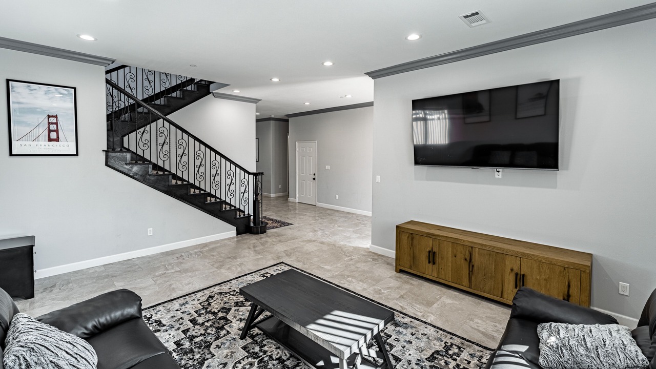 Photo of Livingroom in Midway City