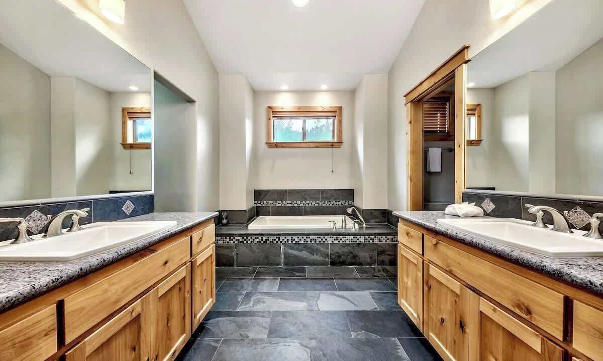 Photo of Bathroom in Mountain View Estates