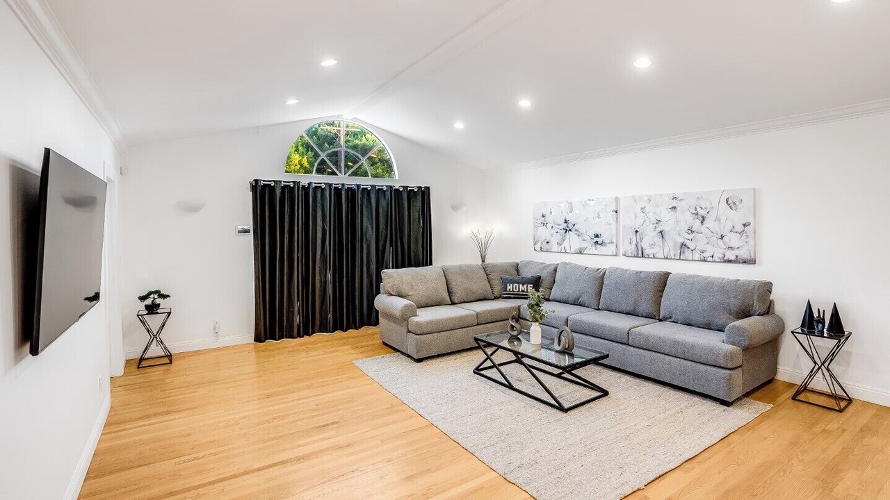 Photo of Livingroom in Valley Village
