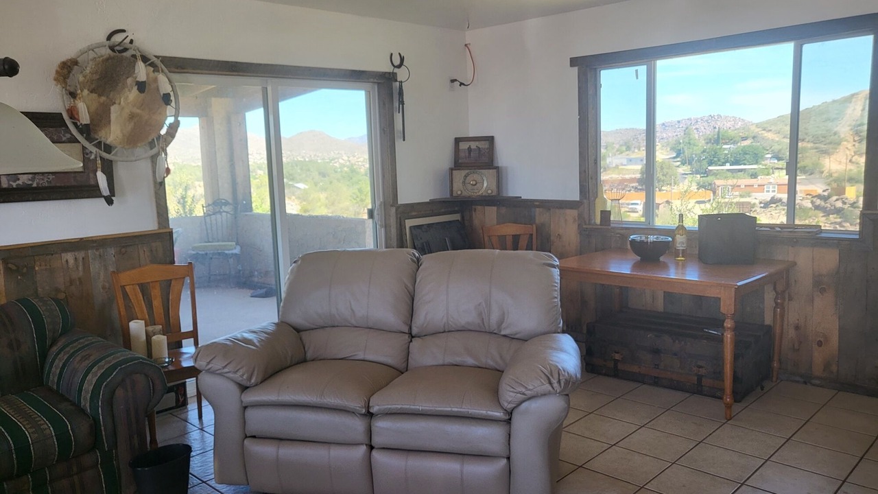 Photo of Livingroom in Yarnell
