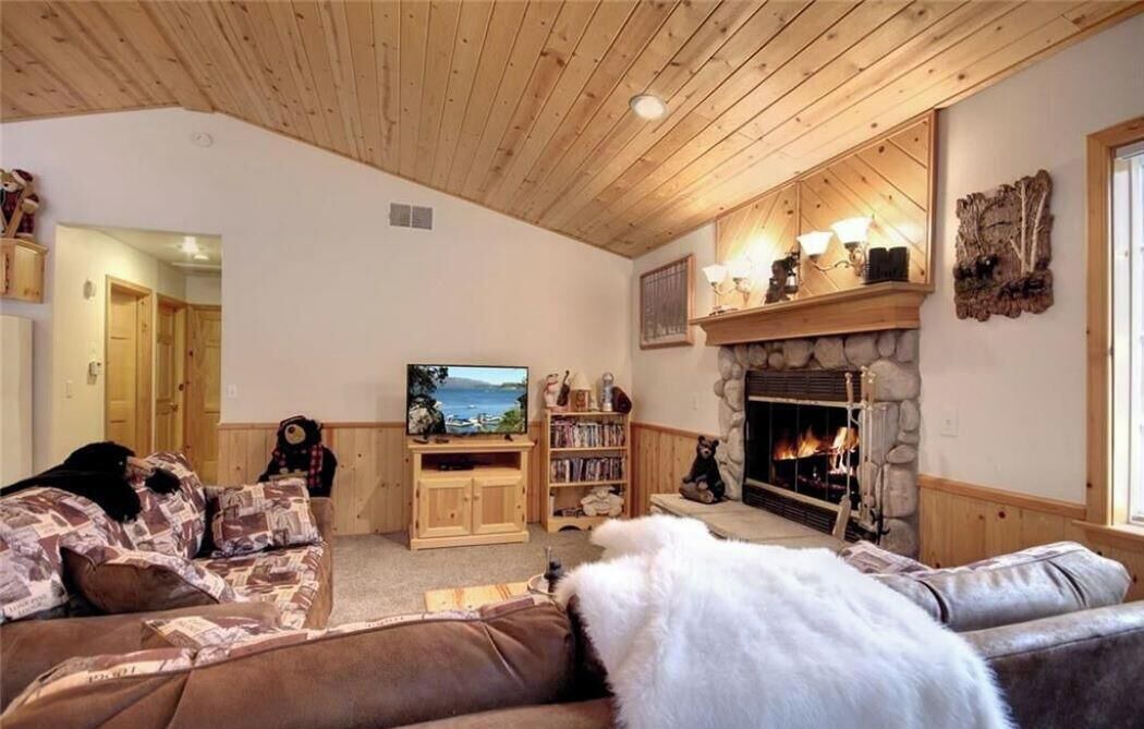 Photo of Livingroom in Summit Estates