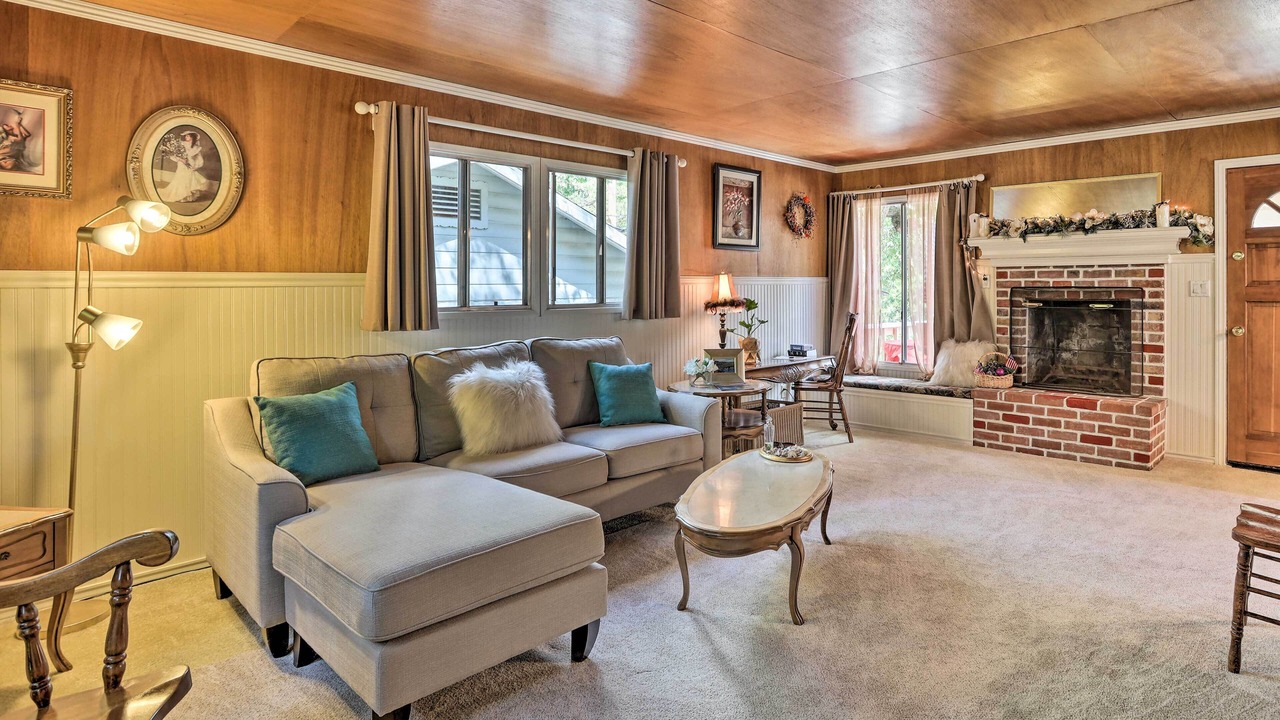 Photo of Livingroom in Crestline