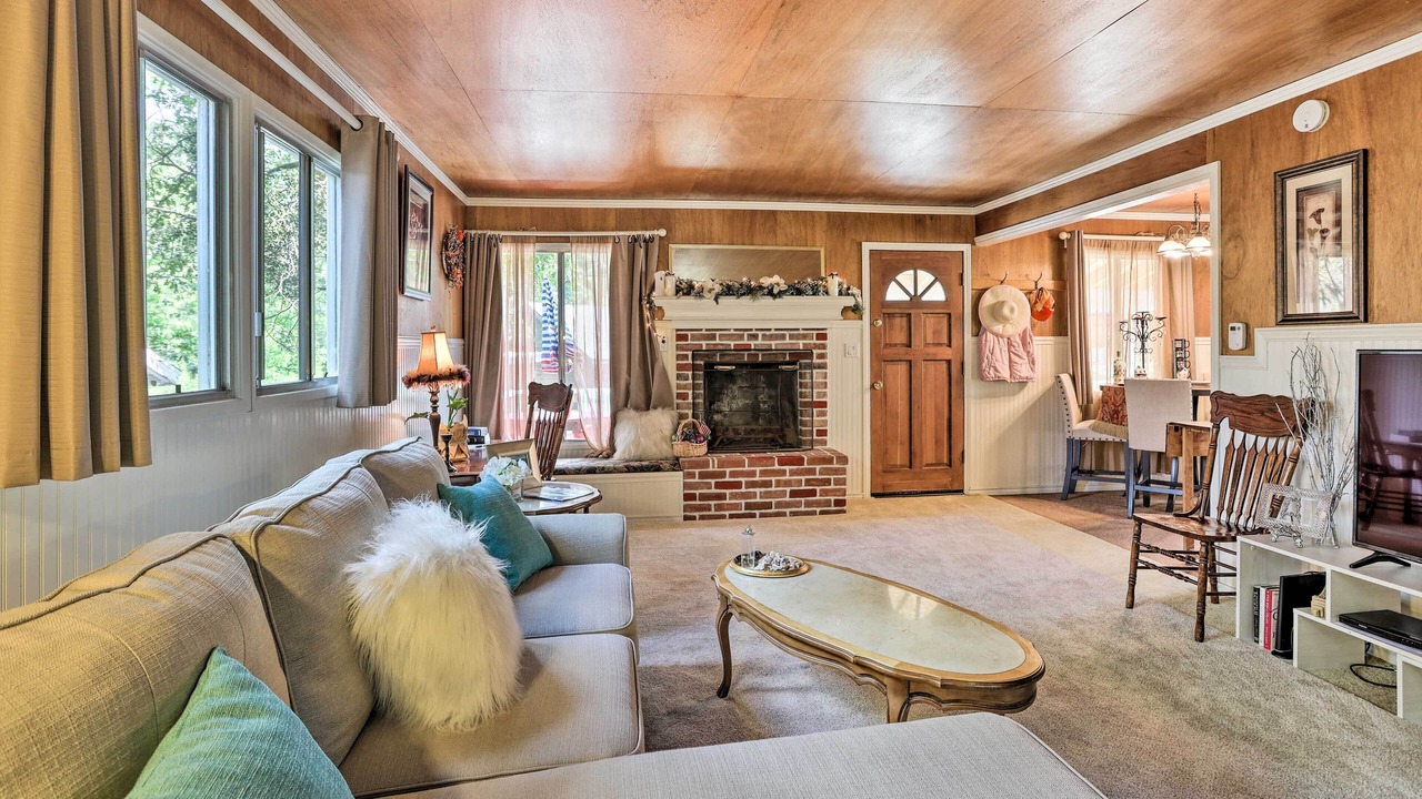 Photo of Livingroom in Crestline