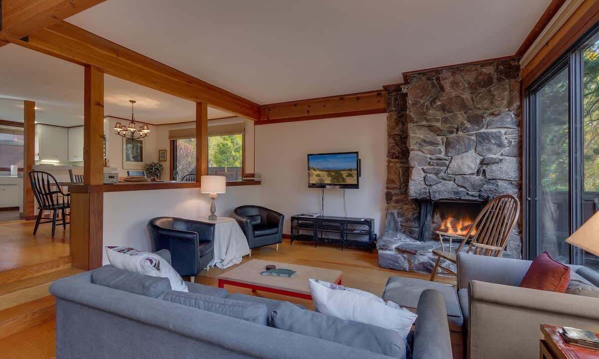 Photo of Livingroom in Tahoe Tavern