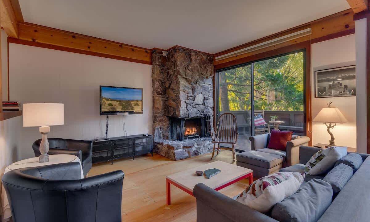 Photo of Livingroom in Tahoe Tavern