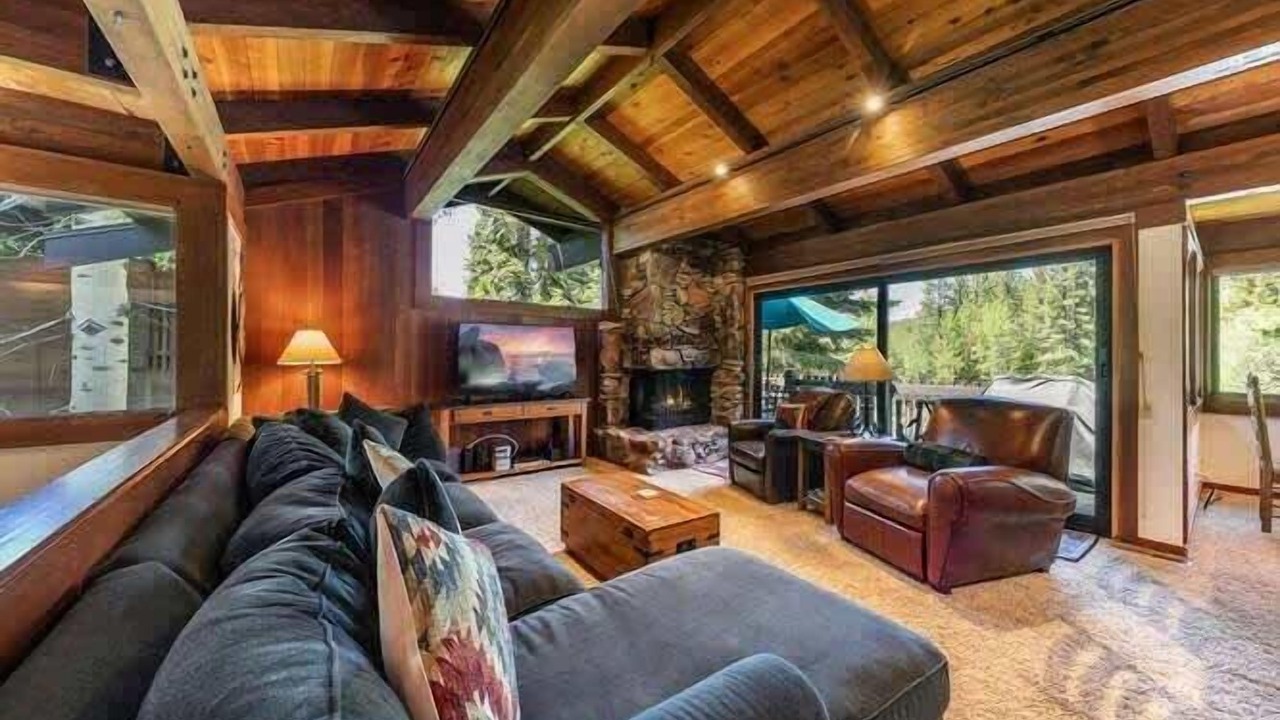 Photo of Livingroom in Tahoe Tavern