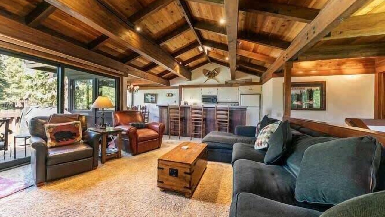 Photo of Livingroom in Tahoe Tavern