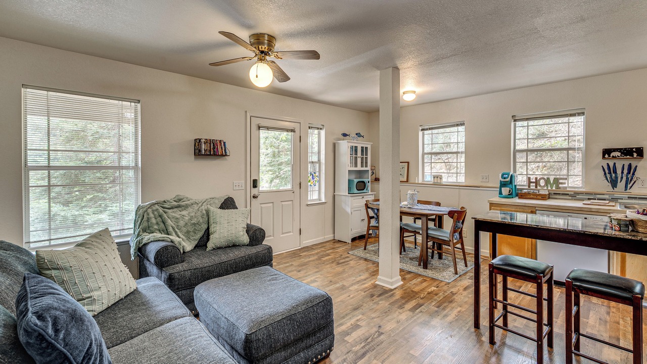 Photo of Livingroom in Applegate