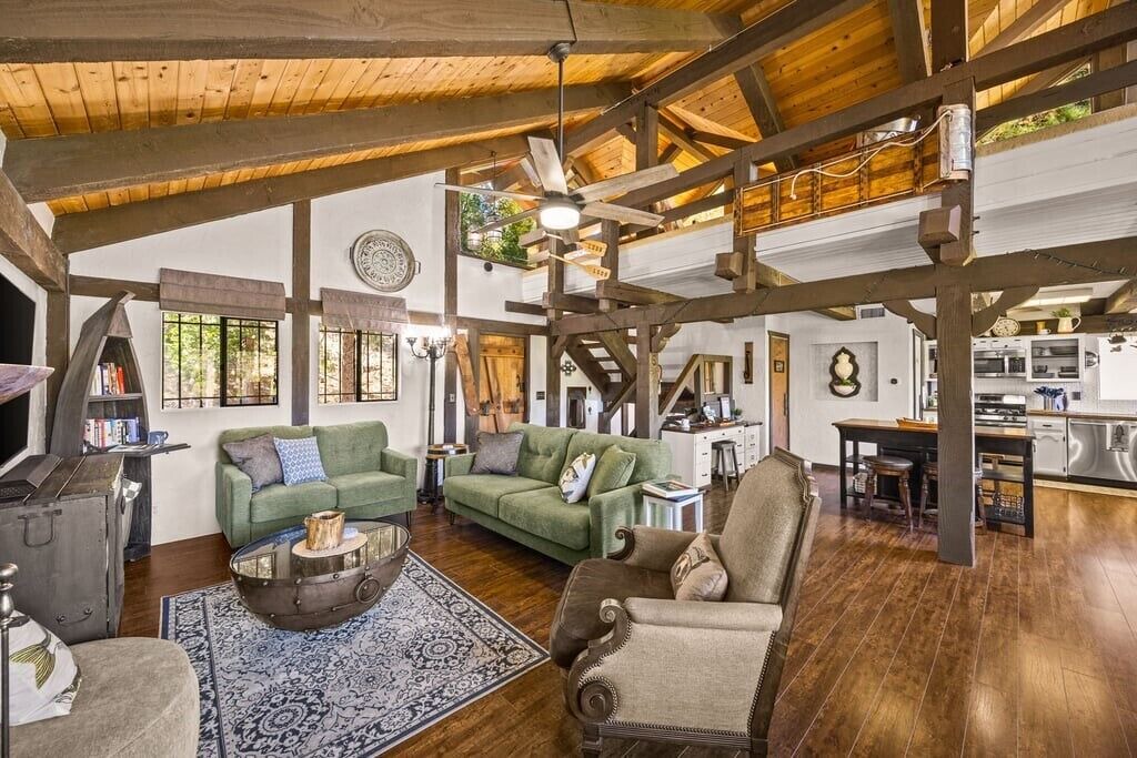 Photo of Livingroom in Crestline