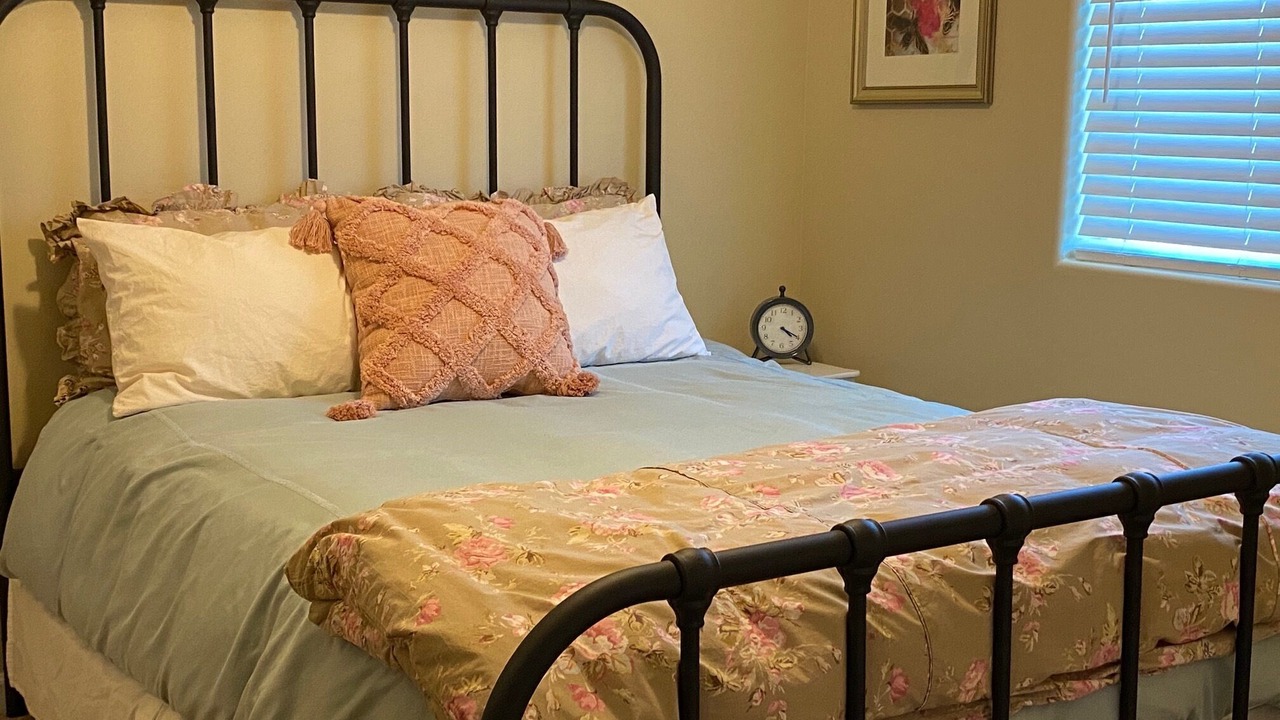 Photo of Bedroom in Oak Knoll Village