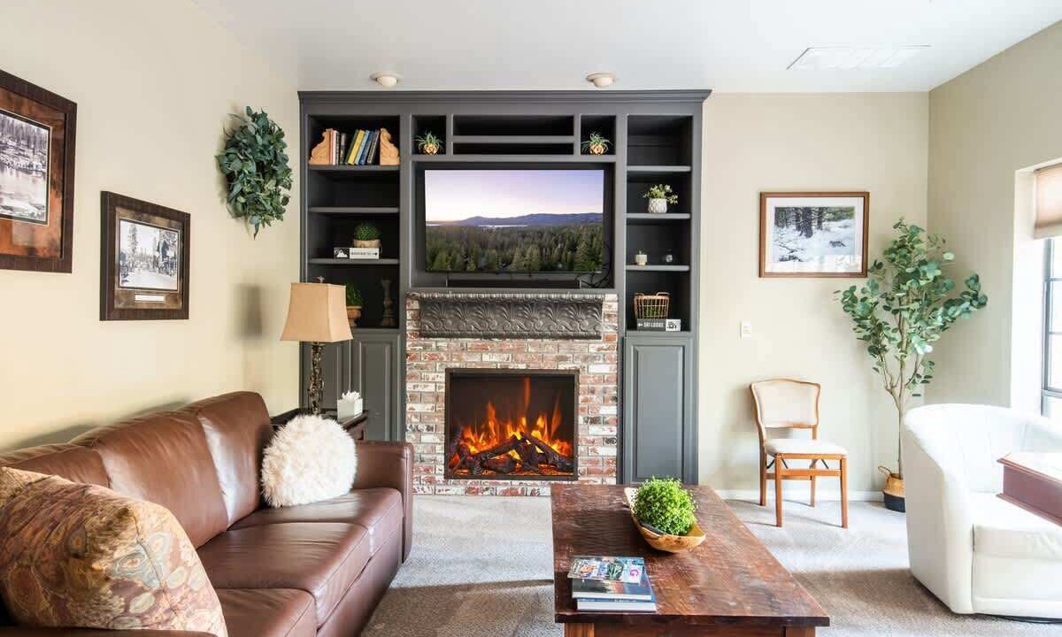 Photo of Livingroom in Summit Estates