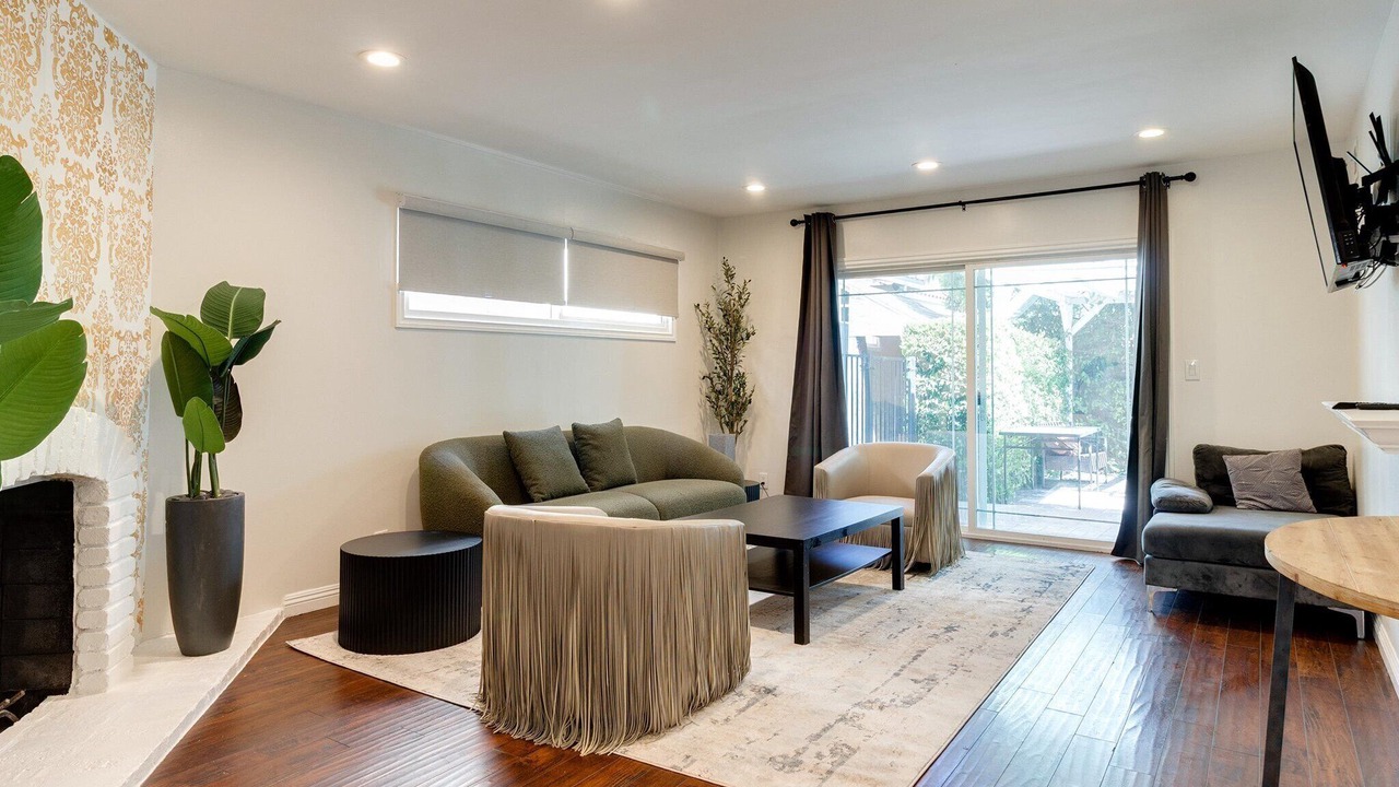 Photo of Livingroom in Woodland Hills