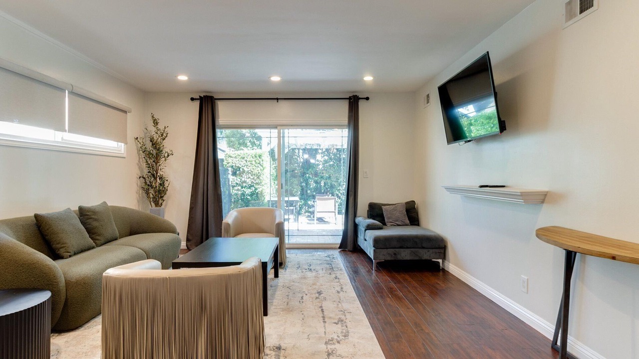 Photo of Livingroom in Woodland Hills