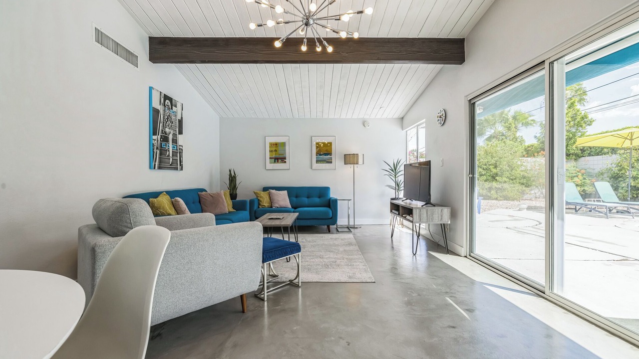 Photo of Livingroom in Racquet Club Estates