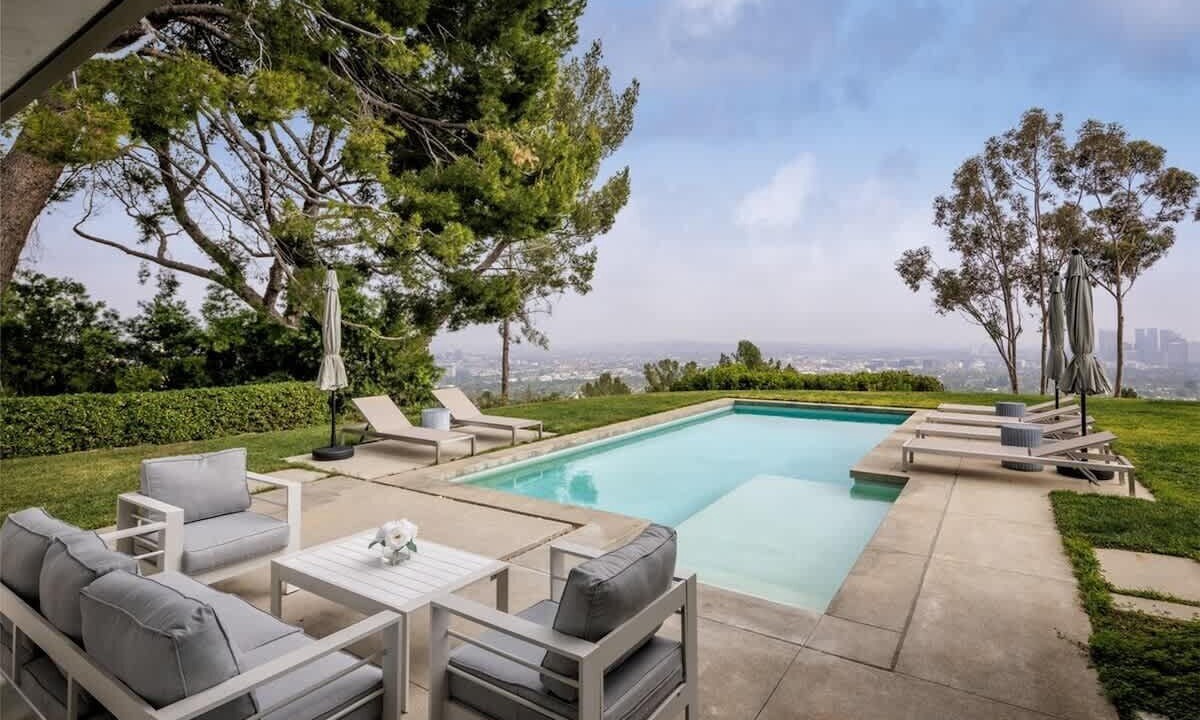 Photo of Outdoor in Trousdale Estates