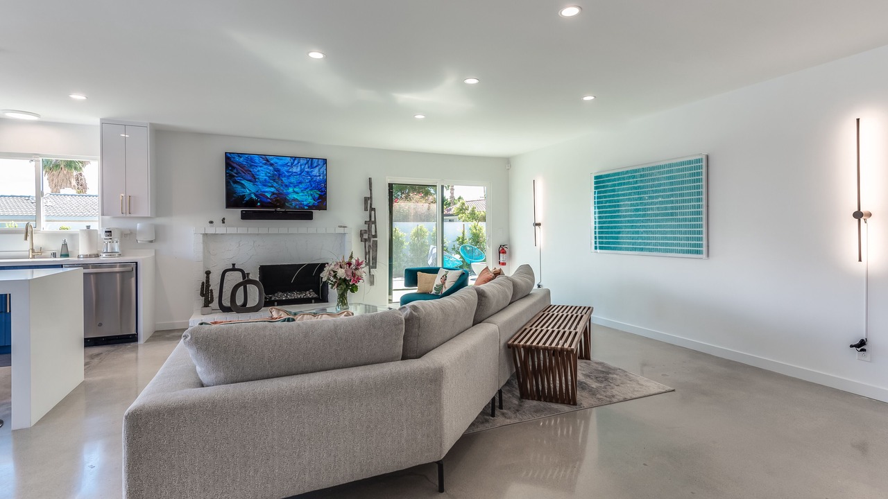 Photo of Livingroom in Racquet Club West