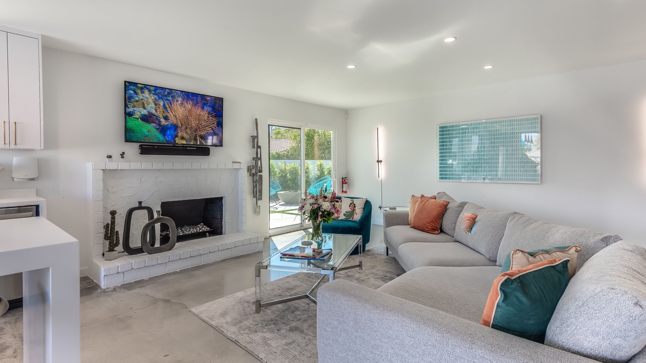 Photo of Livingroom in Racquet Club West