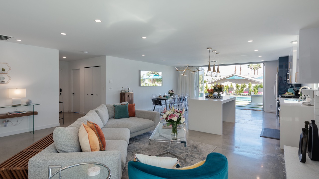 Photo of Livingroom in Racquet Club West