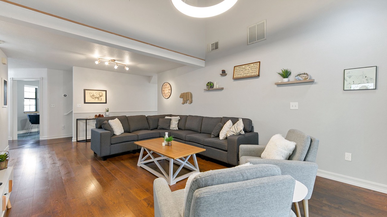 Photo of Livingroom in Midway