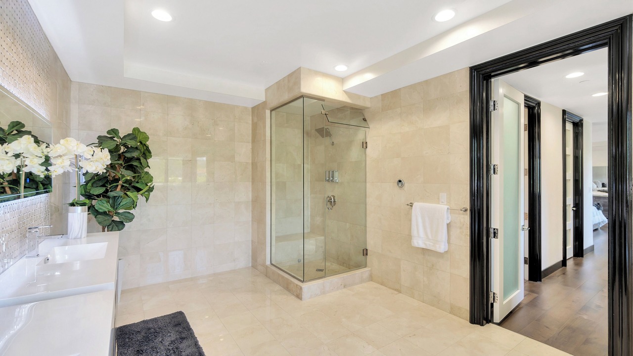 Photo of Bathroom in Hollywood Dell
