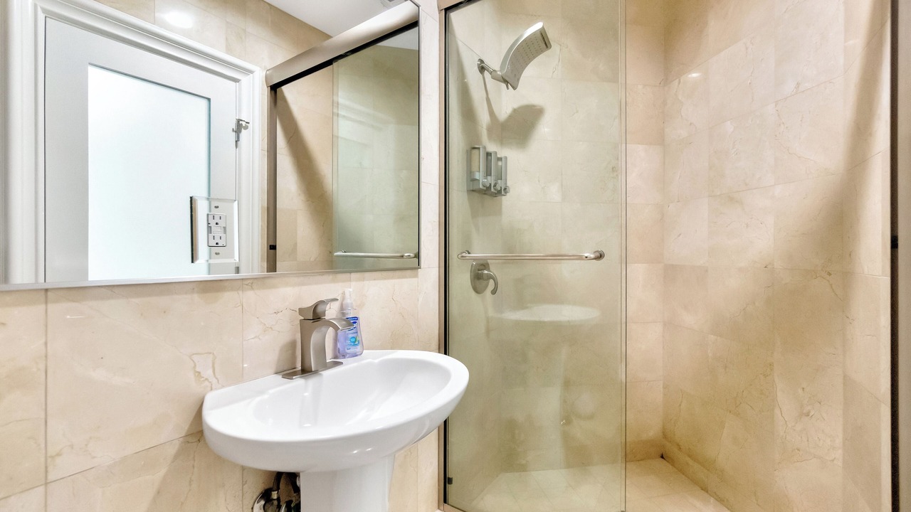 Photo of Bathroom in Hollywood Dell