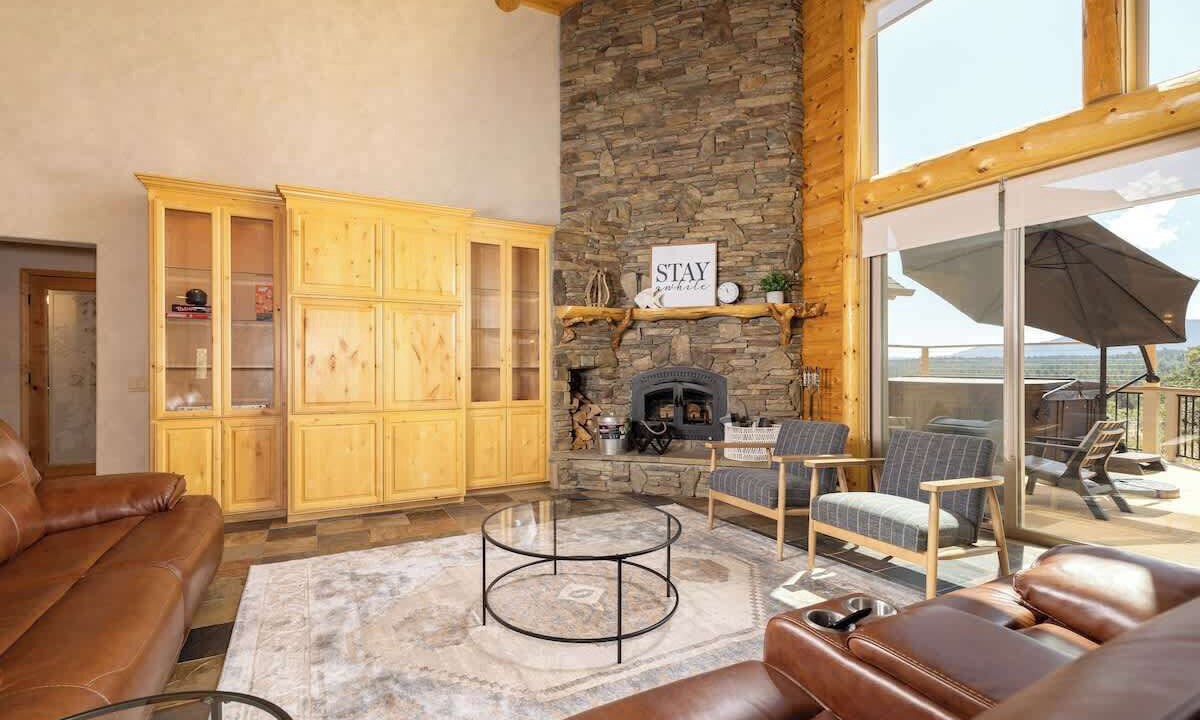 Photo of Livingroom in Castle Glen Estates