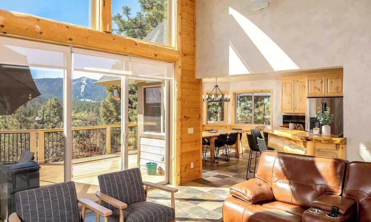 Photo of Livingroom in Castle Glen Estates