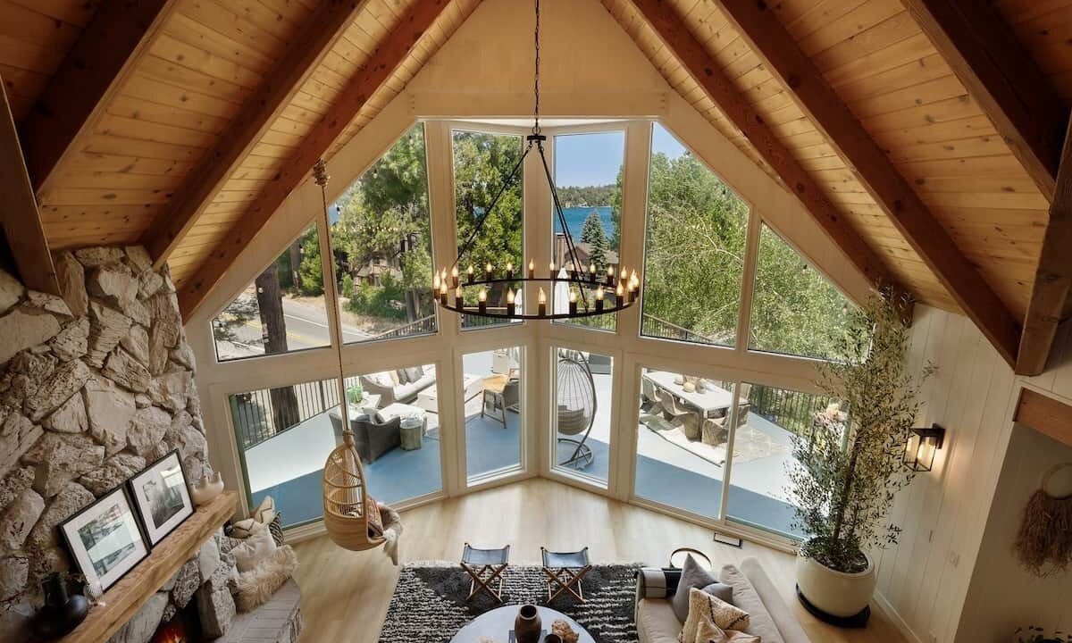 Photo of Livingroom in Lake Arrowhead