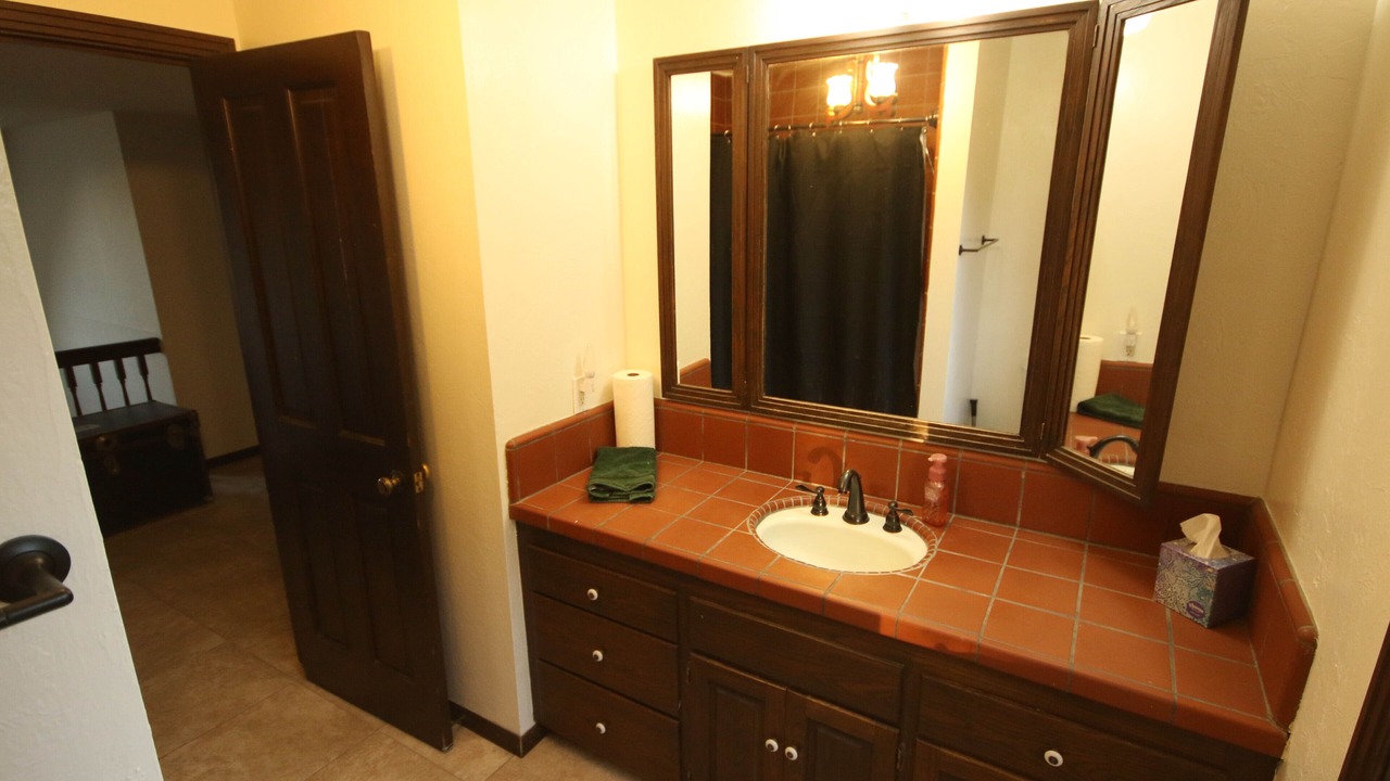 Photo of Bathroom in Raisin