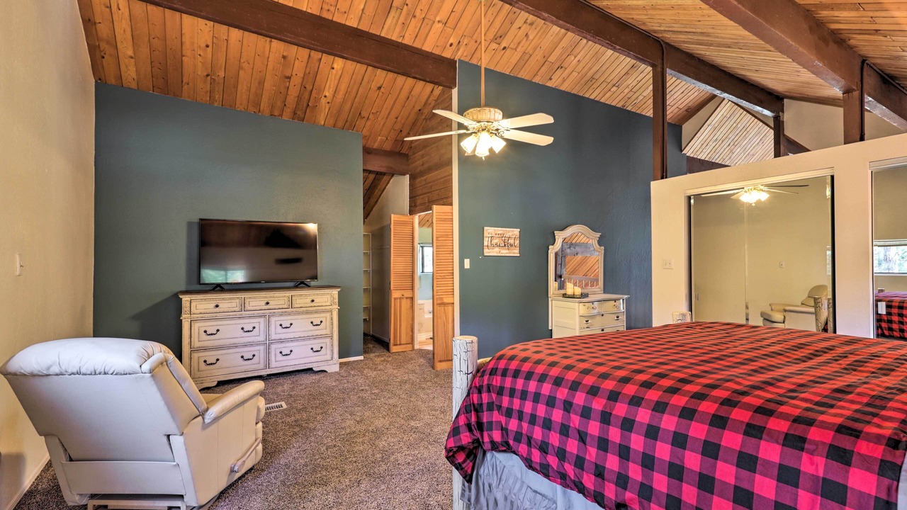 Photo of Bedroom in Oak Knoll Village